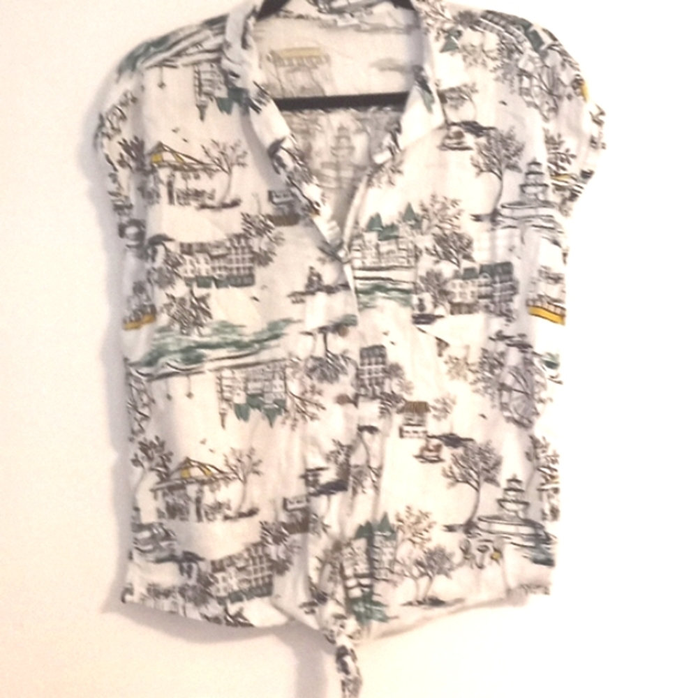 Old Navy Vintage Tie Up Blouse with "Street Scenes" in Size S